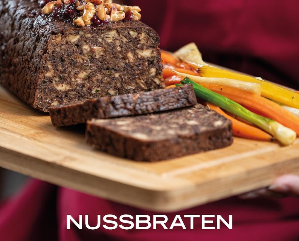 Nussbraten mit Kartoffelpüree , Wintergemüse und Rotweinsauce